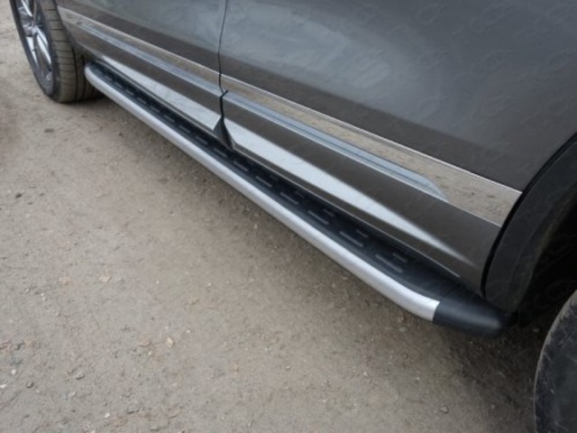 VW Touareg R-Line 2014- Пороги алюминиевые с пластиковой накладкой 1920мм TCC